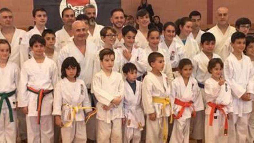 Carbonell padre, segundo por la izquierda, y Carbonell hijo, en el centro, posaron junto a los miembros, grandes y pequeños, del Club de Karate Tora Kai Do de Gandia.