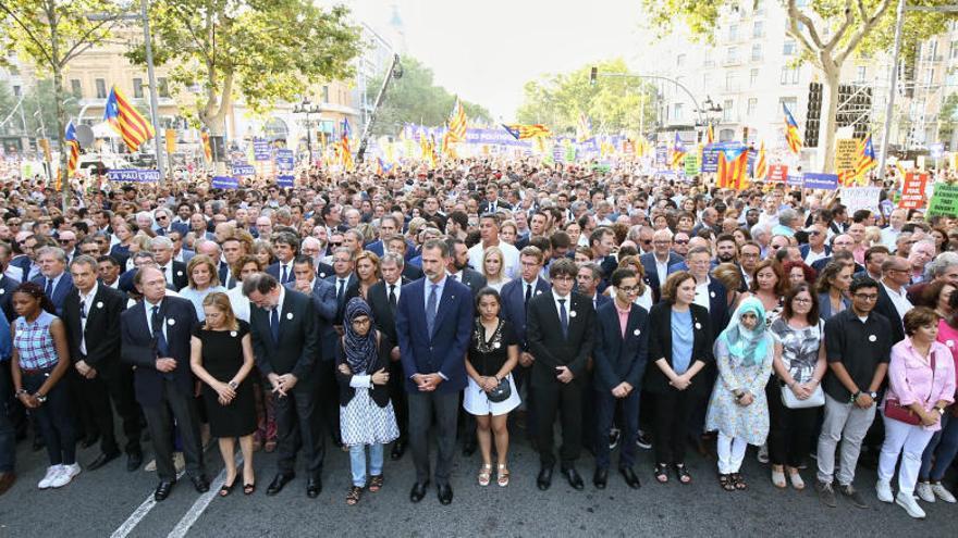 Medio millón de personas llenan el centro de Barcelona con su clamor antiterrorista