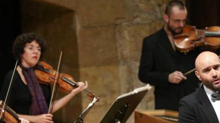 El contratenor Xavier Sabata, con &quot;Vespres d&#039;Arnadí&quot;, ayer, en el auditorio de Oviedo.