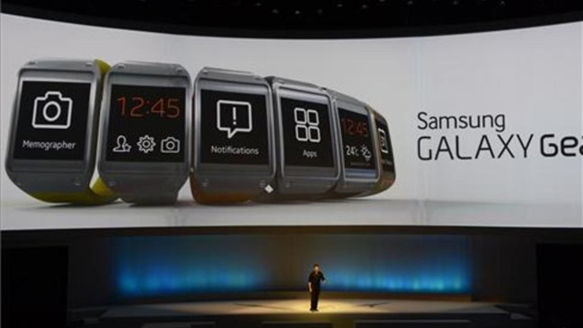 El presidente de la división de móviles de Samsung, JK Shin, presenta el Galaxy Gear.