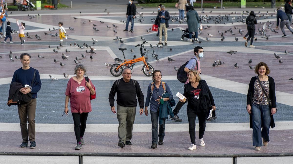 Seis activistas del 15-M regresan a la plaza de Catalunya 10 años después de la acampada.