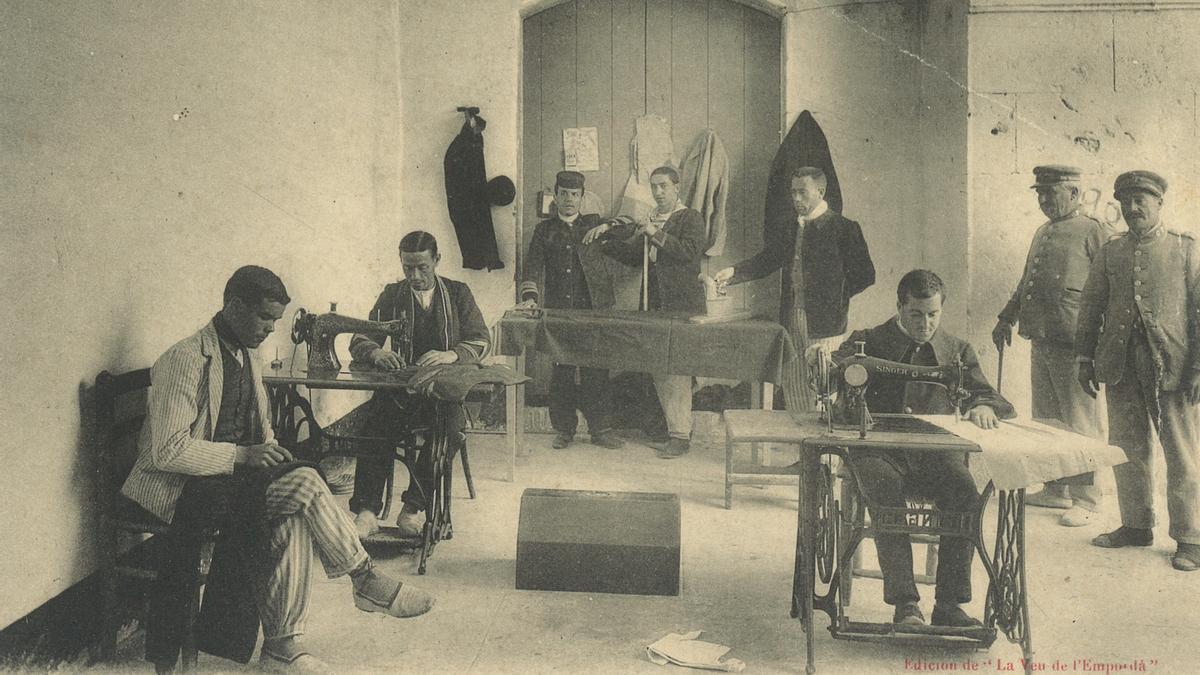 Alguns presos del taller de sastreria al penal, a principis del segle XX.
