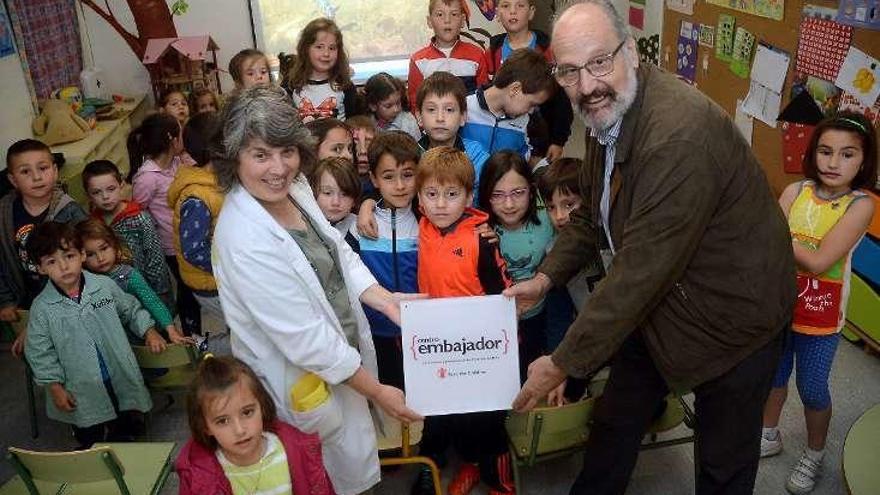 Entrega de la placa en el centro escolar. // Rafa Vázquez