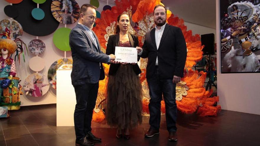 El consejero de Turismo entrega el premio Gemmy a la alcaldesa de Santa Cruz.