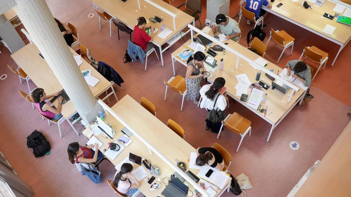 Estudiantes en la facultad de Filosofía y Letras en los días previos a la PAU 2026.