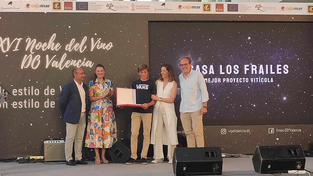 La familia Velázquez recogió el premio al mejor proyecto vitícola de manos de Mireia Mollà.