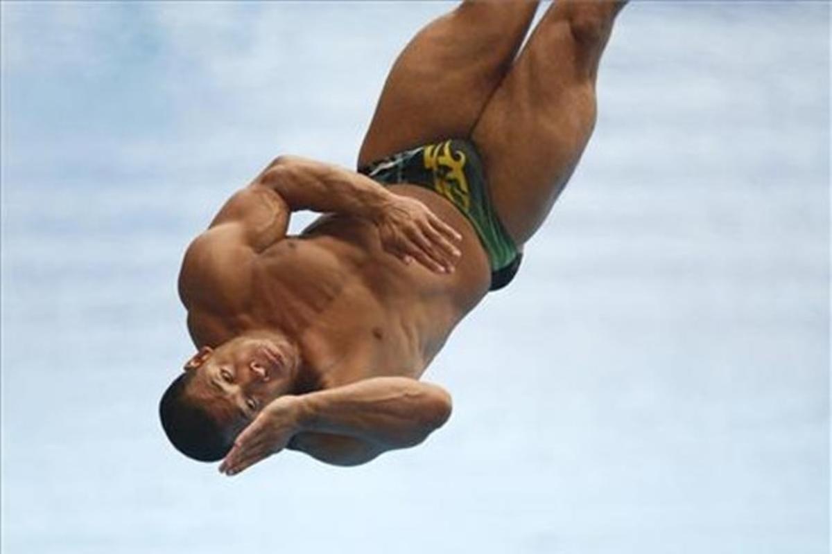 El francès Demien Cely, durant la ronda preliminar del torneig masculí de trampolí de 3 metres de busseig al Campionat Mundial de natació a Xangai.