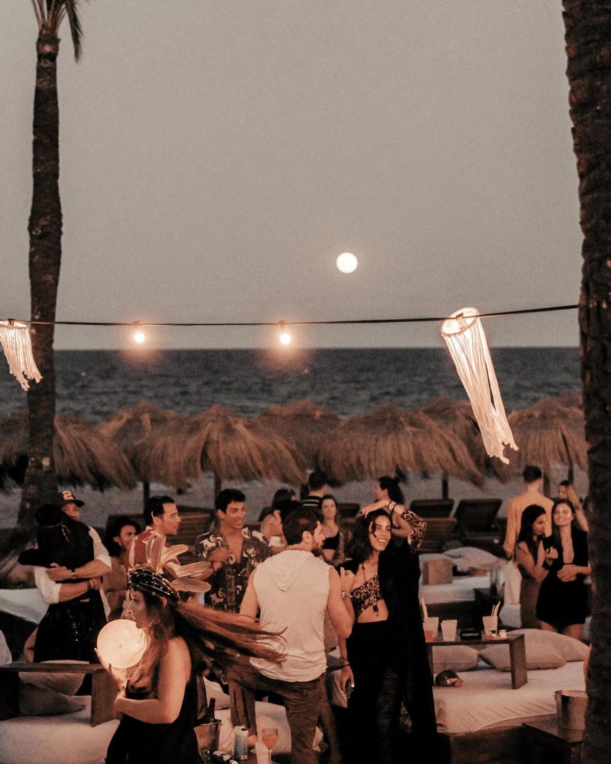 El Ritual de Luna Llena en Beachouse Ibiza cuenta además con música en vivo.