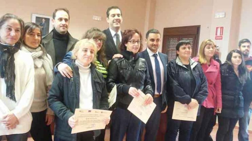 Alumnos del taller de jardinería con el diploma.