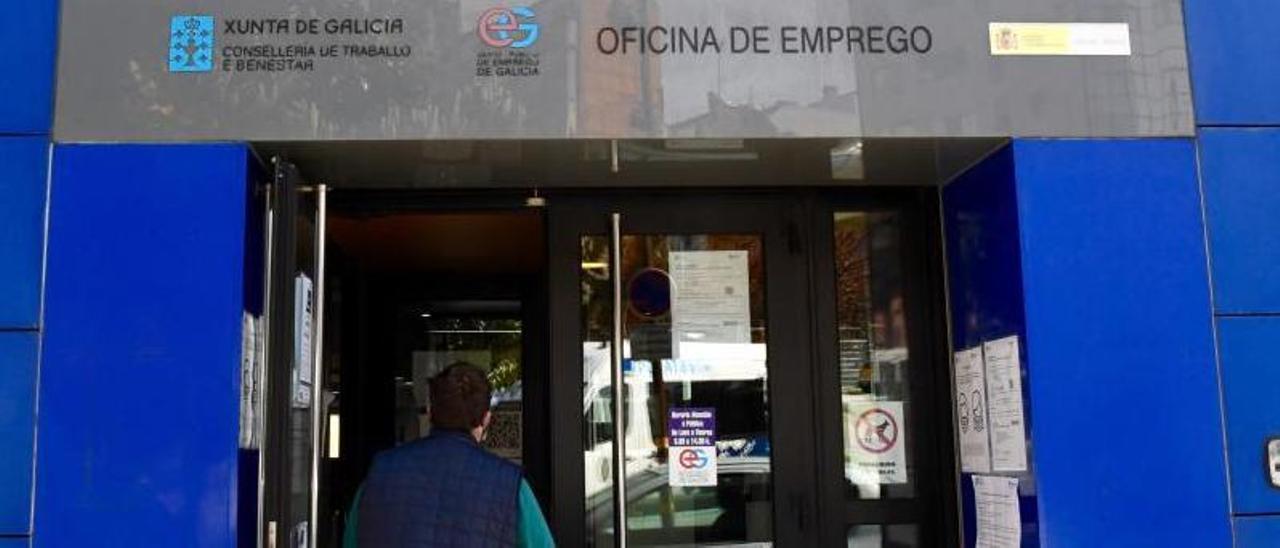 Un hombre entra 
en una oficina
de empleo de
la Xunta en
A Coruña. 
 // Carlos Pardellas
