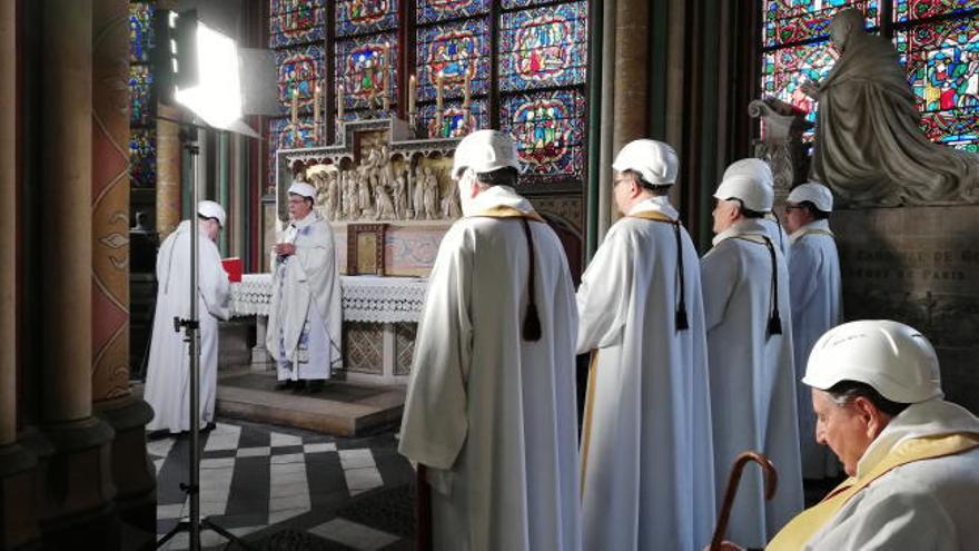 Notre Dame celebra su primera misa tras el devastador incendio
