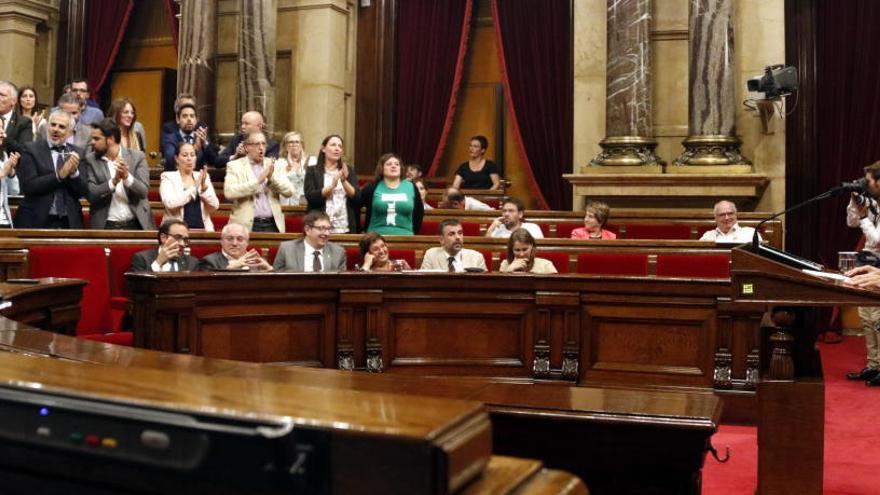 Diputats de l&#039;oposició aplaudint Joan Coscubiela el 7 de setembre del 2017