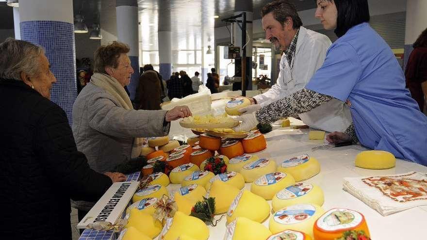 Imagen de archivo de una degustación anterior, en el Novo Mercado de A Estrada. // Bernabé / Javier Lalín