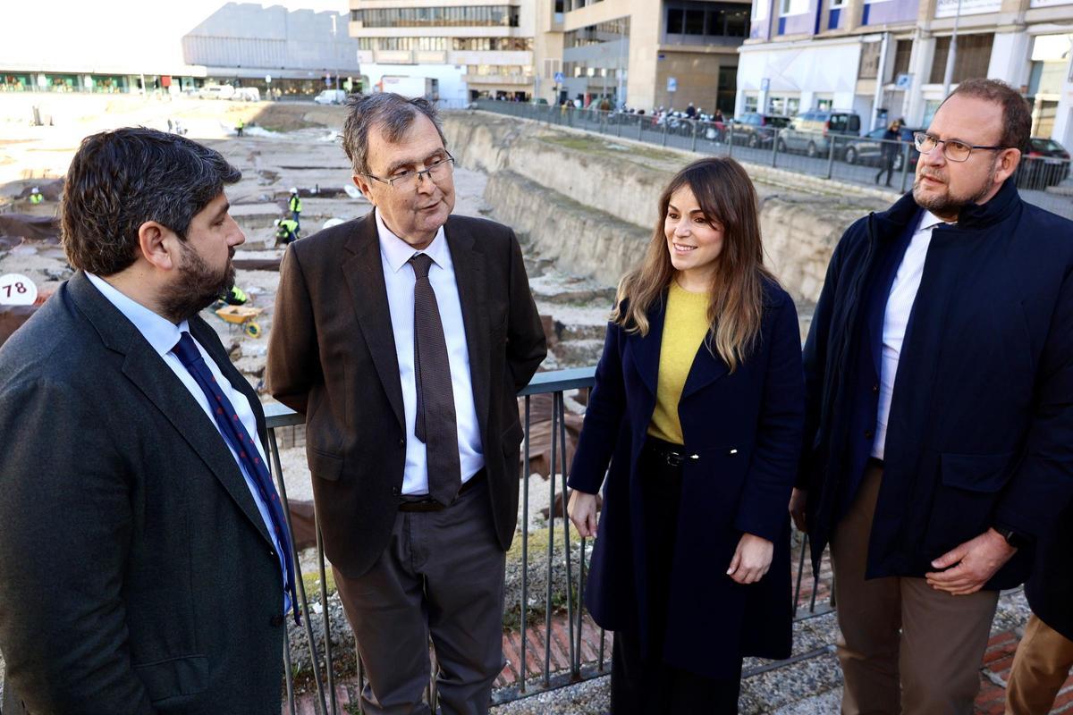López Miras, Ballesta, Rebeca Pérez y José Guillén, en el yacimiento de San Esteban