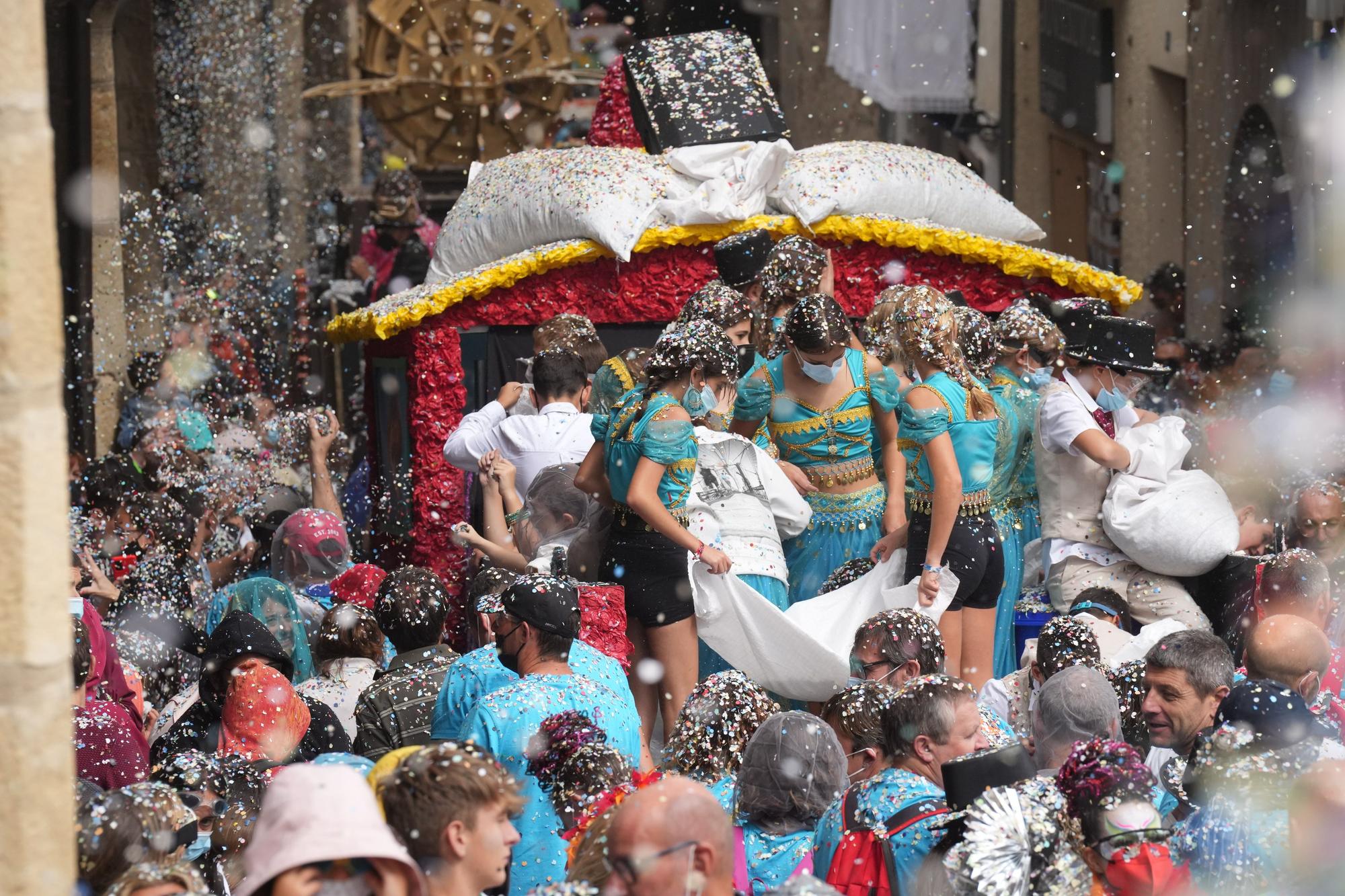 Búscate en el desfile de carrozas y disfraces de l'Anunci de Morella