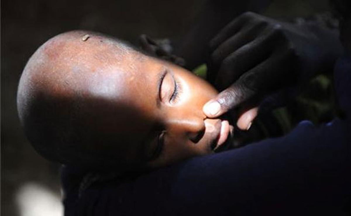 Un nen espera per rebre atenció mèdica en un dels campaments d’assistència que s’han establert en diversos punts de la ciutat de Mogadiscio, a Somàlia.