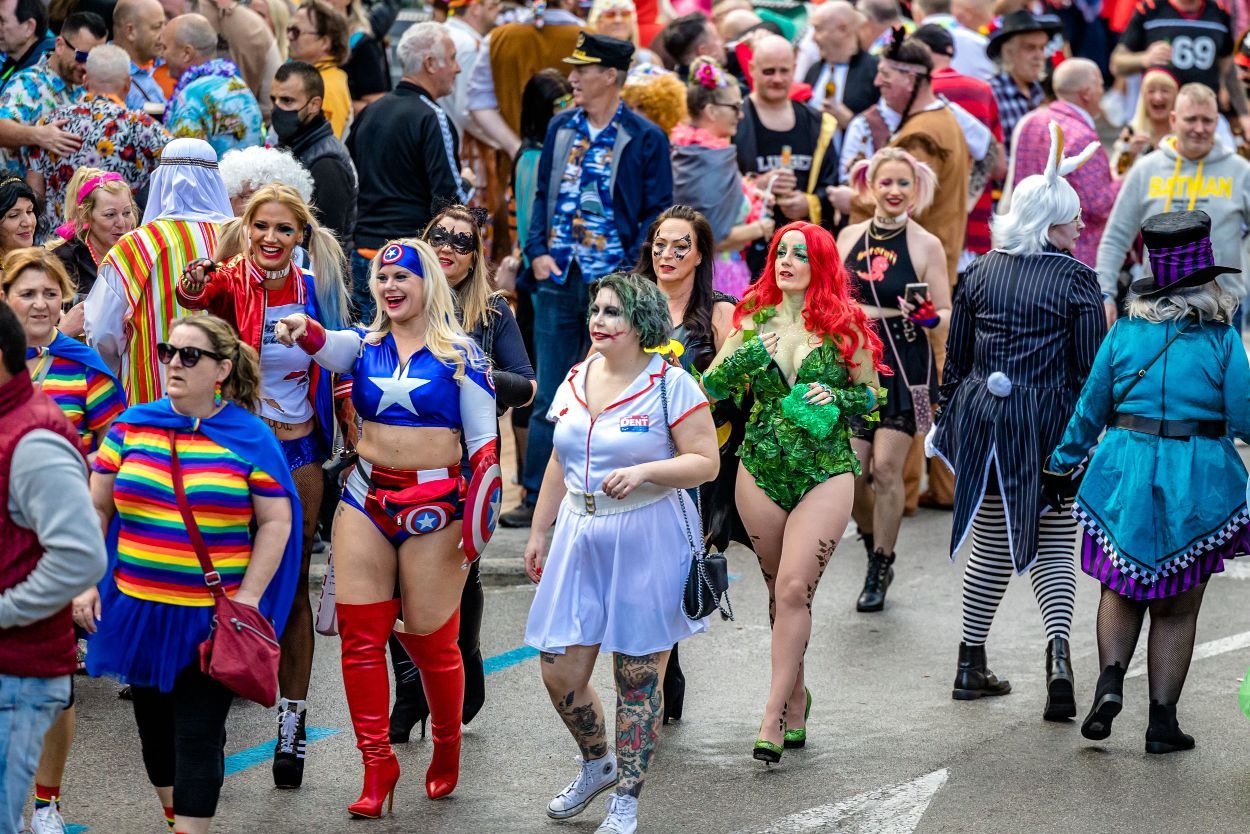 Los británicos desafían a la lluvia y celebran su "Fancy Dress Party" en Benidorm