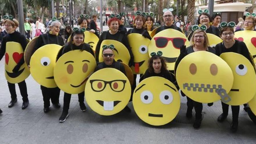 Pequeños y mayores disfrazados de emoticonos ayer por la tarde en la Glorieta.