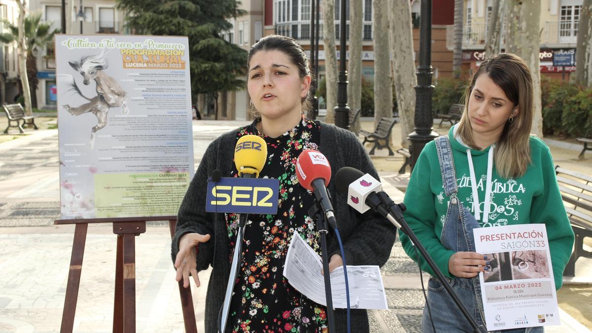 La concejala Mamen Beato, durante la presentación de la programación cultural de marzo en Lucena.