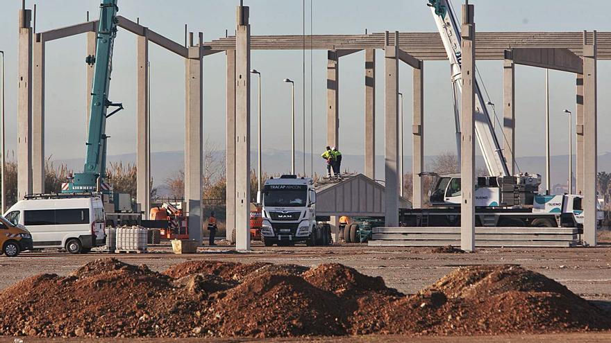 Construcción de una nave en Parc Sagunt. | DANIEL TORTAJADA