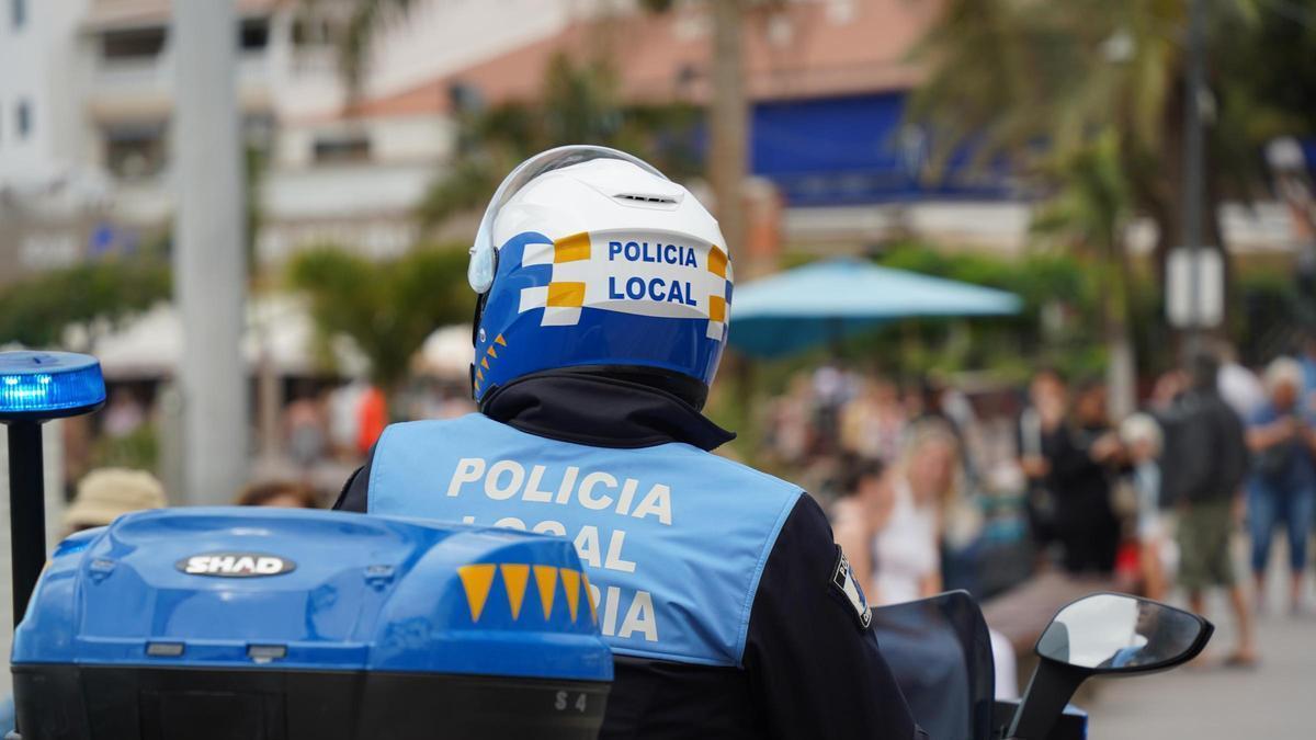 Policía Local en la zona turística de Arona.