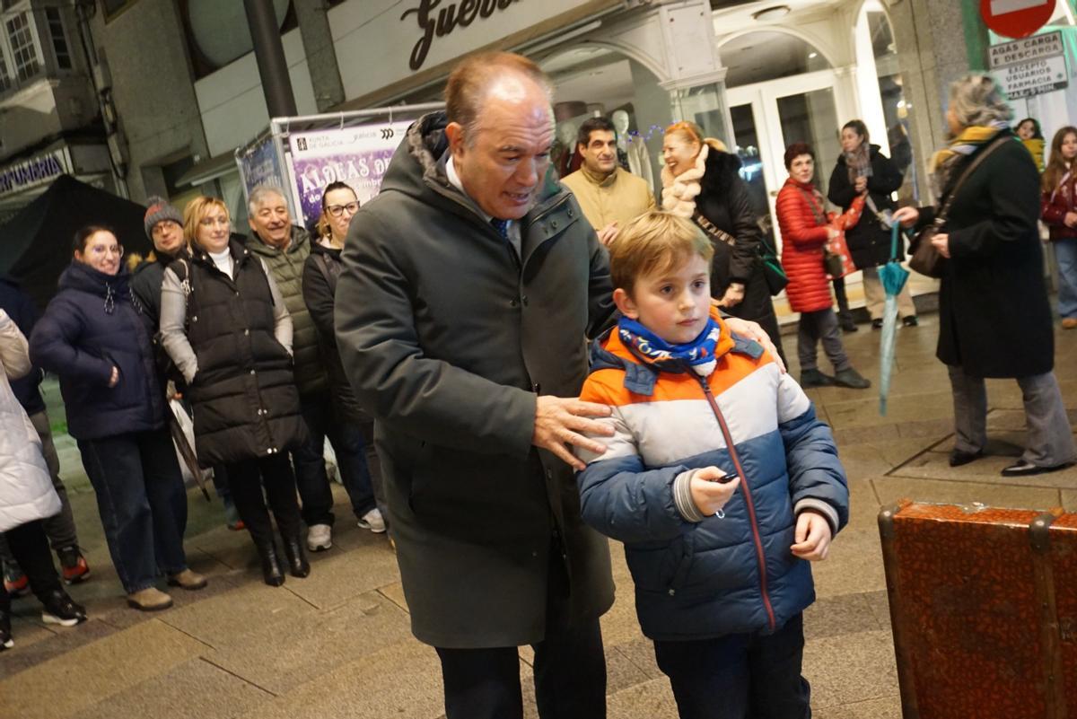 Gonzalo Castro enciende el alumbrado navideño de Lalín junto a Crespo.