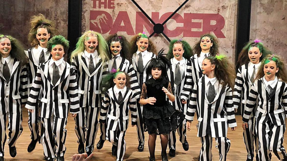 El grupo DVP Dancers caracterizado para interpretar el número de ‘Beetlejuice’.   |  D.V.P