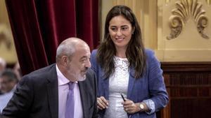 Los diputados de Vox Sergio Rodríguez e Idoia Ribas, durante un pleno del Parlament.