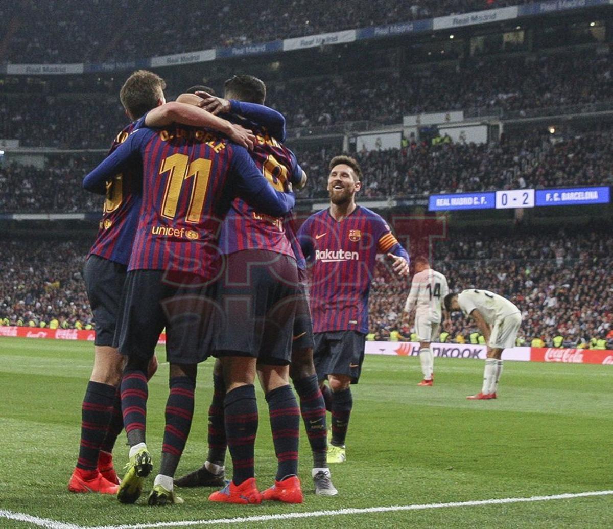 Los jugadores del Barça celebran un gol durante el partido de vuelta de semifinales de la Copa del Rey que Real Madrid y FC Barcelona disputan esta noche en el estadio Santiago Barnabéu, en Madrid. Los jugadores del Barça celebran un gol durante el partido de vuelta de semifinales de la Copa del Rey que Real Madrid y FC Barcelona disputan esta noche en el estadio Santiago Barnabéu, en Madrid.