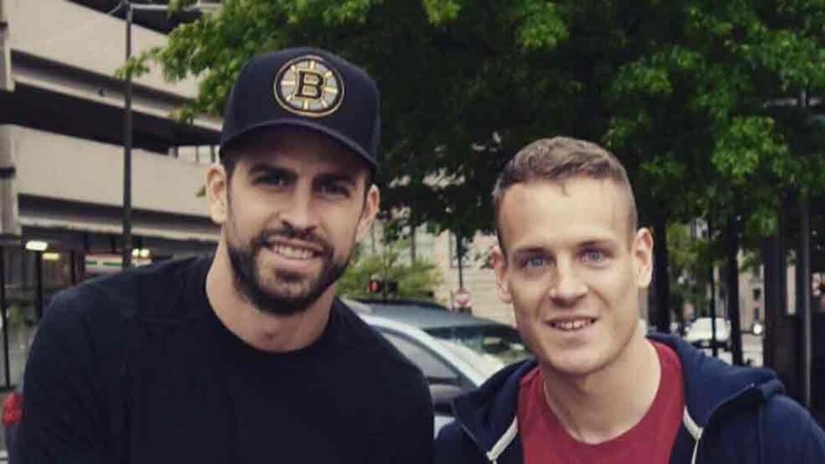 Piqué, junto a un fan en Harvard