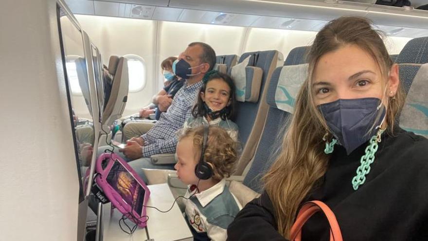 Raquel Arias con su marido y sus dos hijos en el avión hacia París, ayer. | R.A.