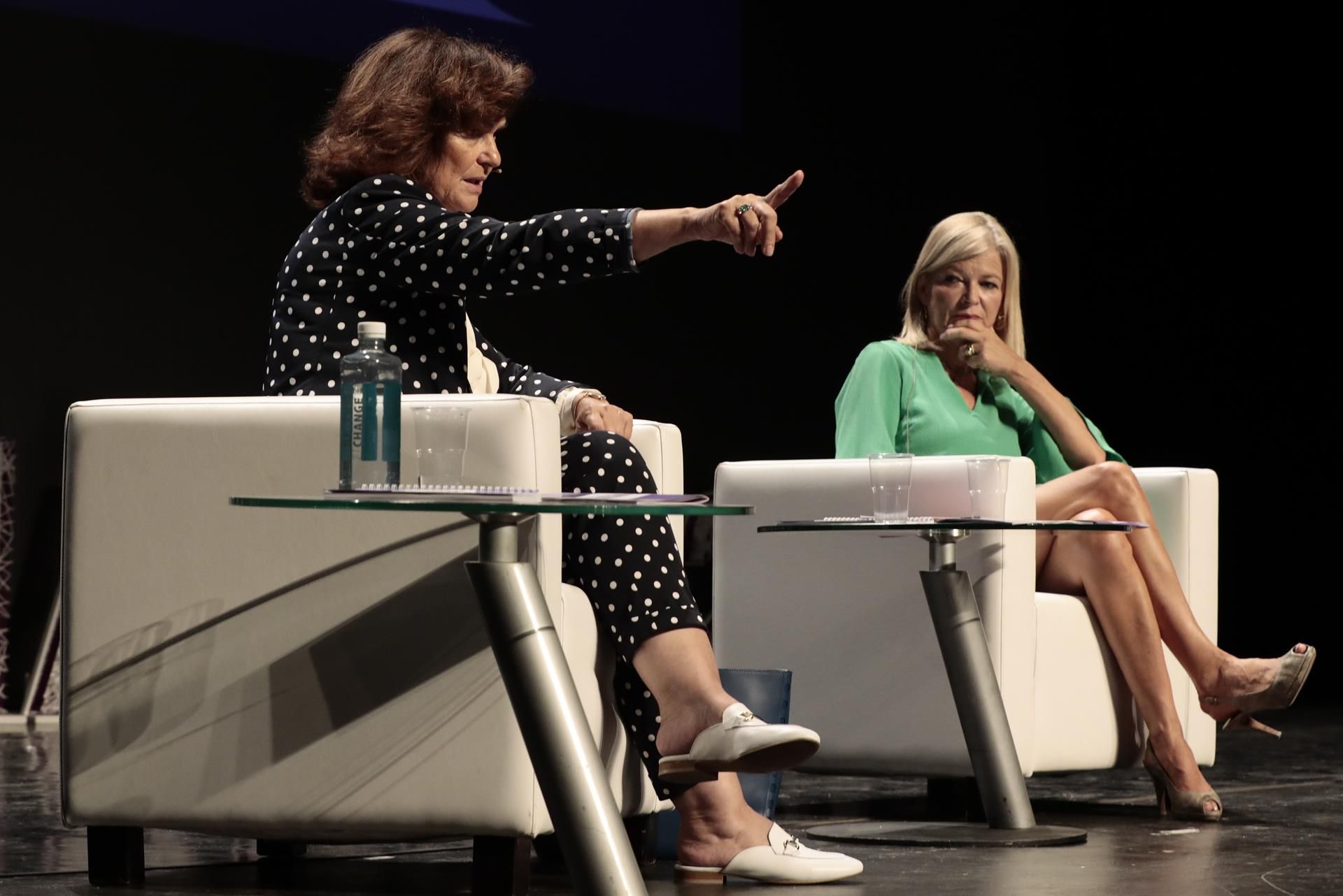 La exvicepresidenta primera del Gobierno, Carmen Calvo, junto a la consellera de Justicia de la Comunitat Valenciana, Gabriela Bravo, en un acto en Valencia en el que criticaron la ley trans.