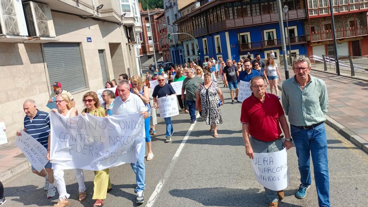 La manifestación vecinal contra un narcopiso en Mieres