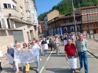 Mieres se echa a la calle contra la venta de droga en un narcopiso de la Avenida de Sama: "No podemos seguir así, es un infierno"