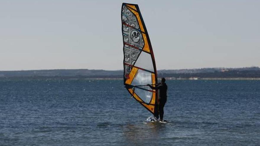 La práctica de los deportes acuáticos está muy extendida en Santa Pola, incluso en invierno.