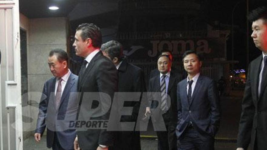 Salvo i Wang Jianlin „a su izquierda„ entrando anoche a Mestalla para la cena.