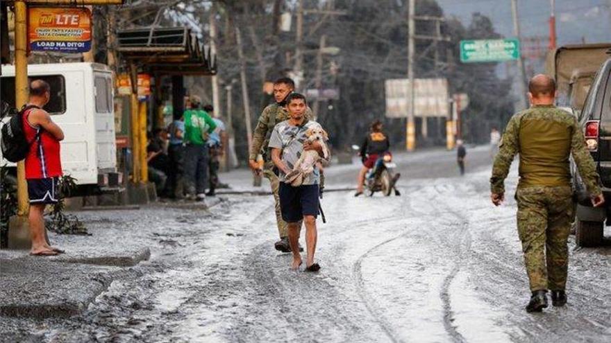 La erupción del volcán Taal en Filipinas obliga a evacuar a 7.740 personas