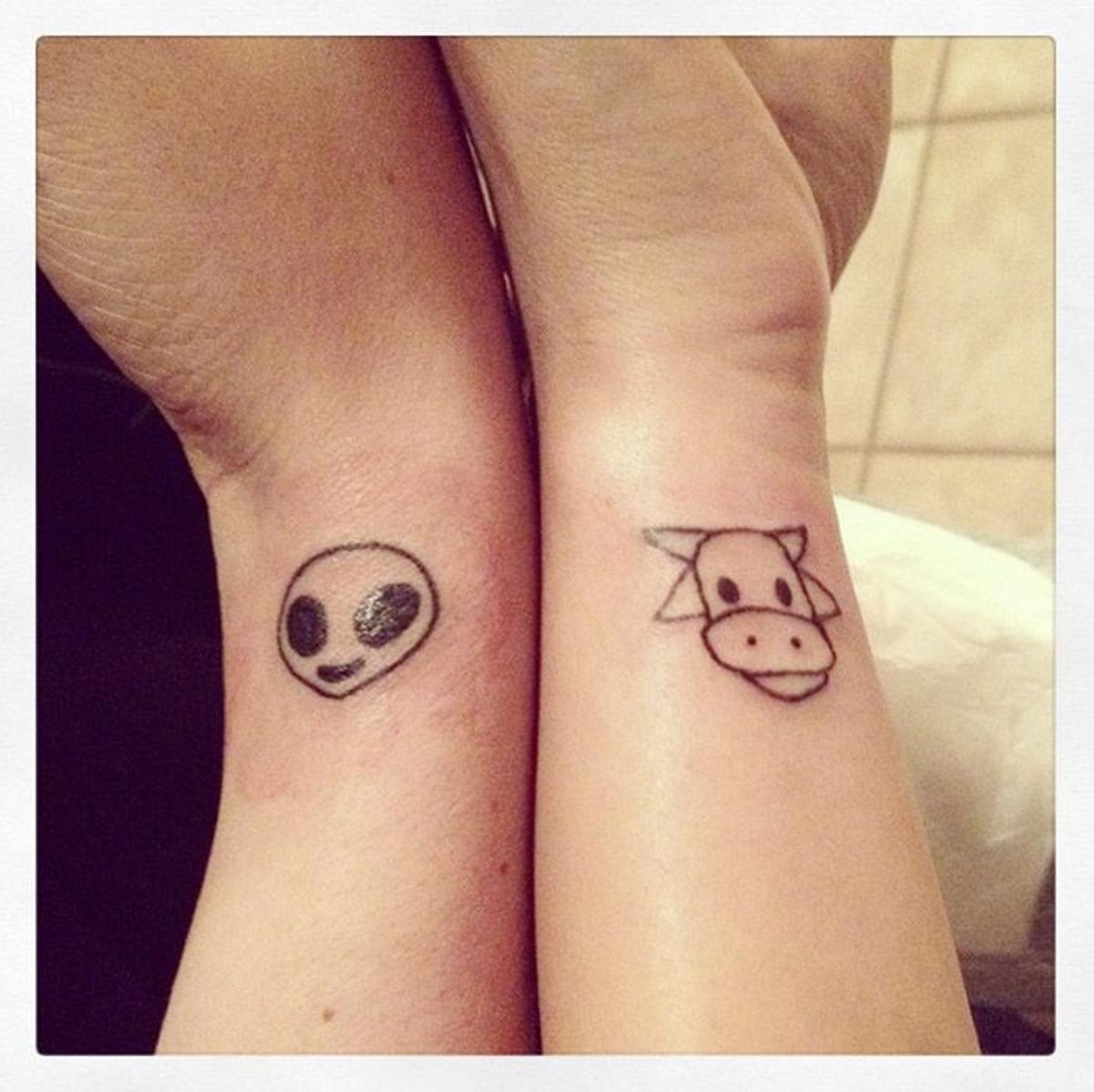 Tatuajes con emojis: alien y vaca