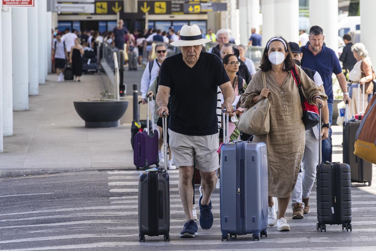 Pasajeros en el aeropuerto de Palma durante la huelga de easyJet y ...