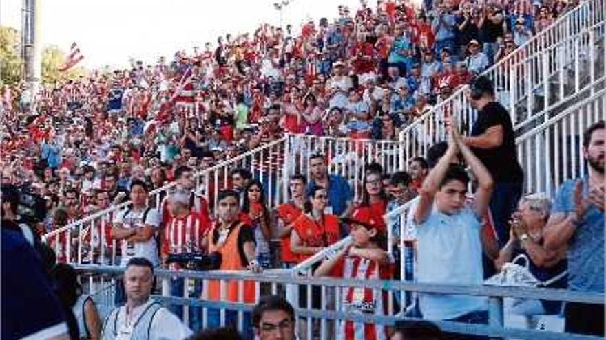 La part de la graderia de gol sud que toca més a la tribuna en el partit contra el Lugo.