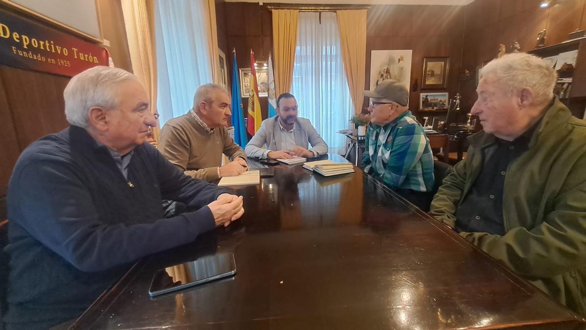 Por la izquierda, Manuel Linares, Fernando Delgado, Manuel Ángel Álverez, Eustaquio Álvarez (Orfeón de Mieres) y Juan Rionda.