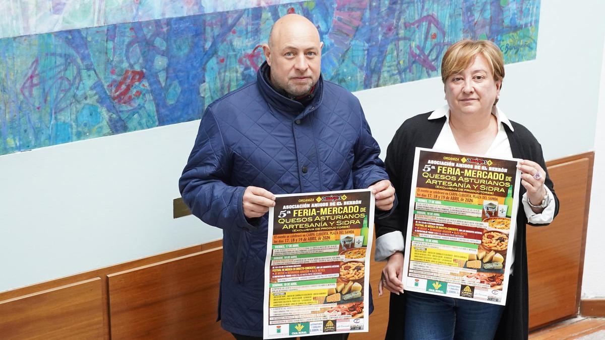 Ana Nosti y Jairo Junco, con el cartel del evento.