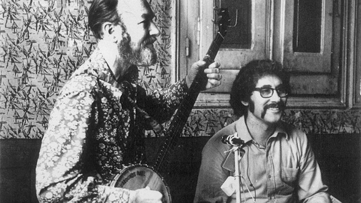 Pete Seeger (izquierda) y Jordi Llopart, en el concierto de febrero de 1971 en la taberna de la calle de Guadiana de Sants.