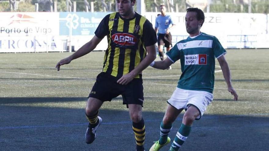 Diego Diz, del Rápido, protege el balón ante Caloi, del Coruxo, en el partido de ayer en Bouzas. // Alba Villar