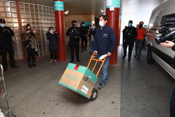 Llegada al Clínico de Zaragoza de las primeras vacunas contra el covid