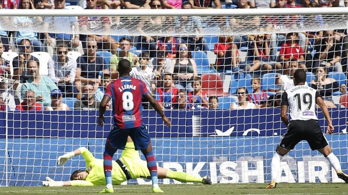 Rodrigo tras marcar en el último derbi del Ciutat de Valencia