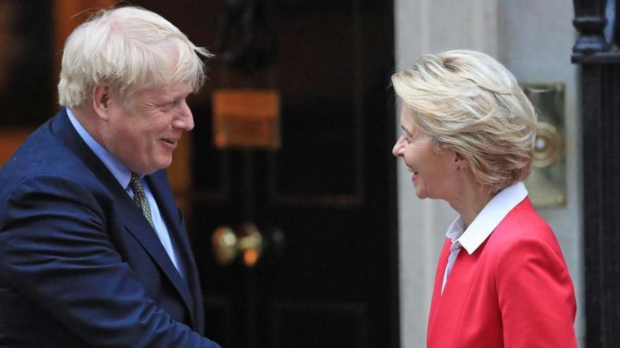 Boris Johnson y Ursula Von Der Leyen.