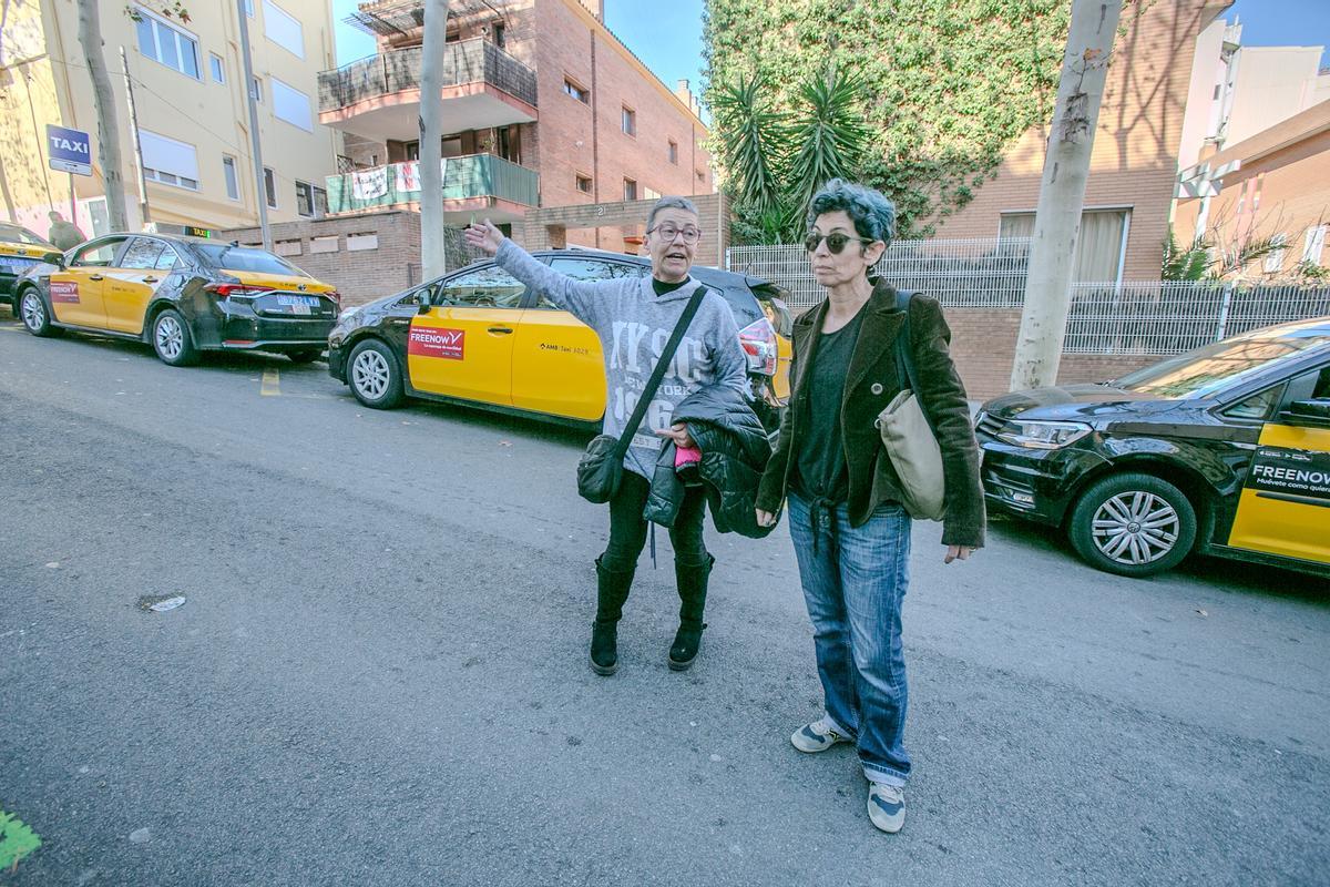 Ana María Sandoval y Cristiana Juan, en Rambla de Mercedes, junto a la parada de taxis que los vecinos quieren fuera.