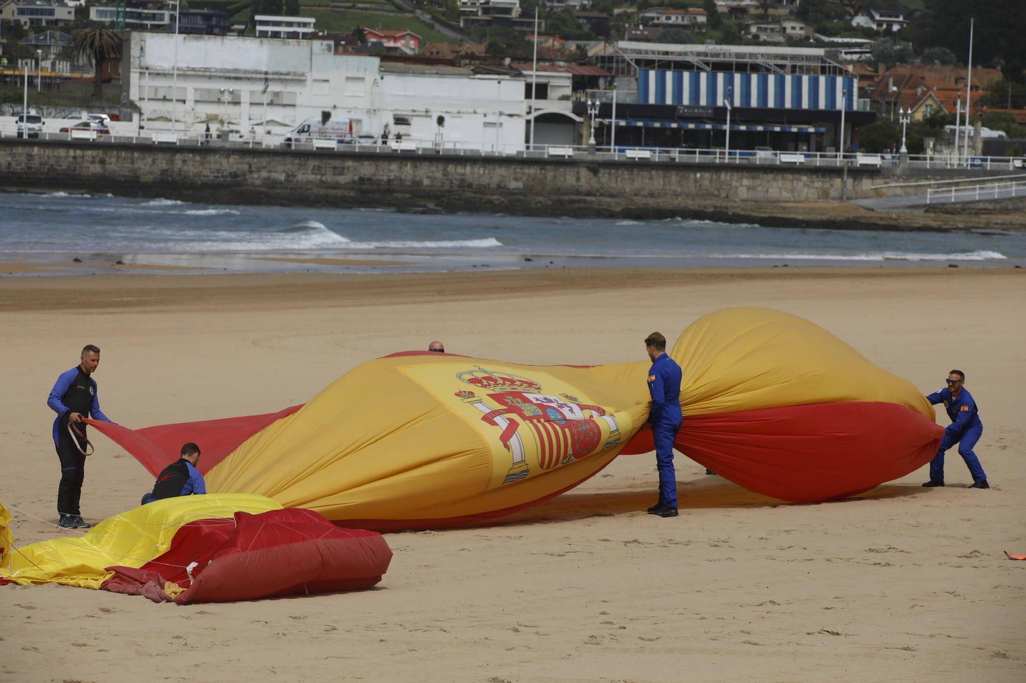 EN IMÁGENES: Así se ensaya el desembarco en la playa de San Lorenzo de Gijón