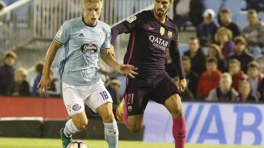 Wass, con el balón ante Andre Gomes en el partido que Celta y Barça disputaron el pasado domingo en Balaídos. // Alba Villar